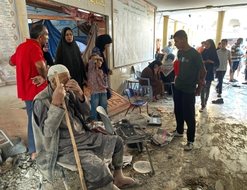 فلسطينيون يتفقدون الدمار في مدرسة التابعين بعد قصف الاحتلال - وفا