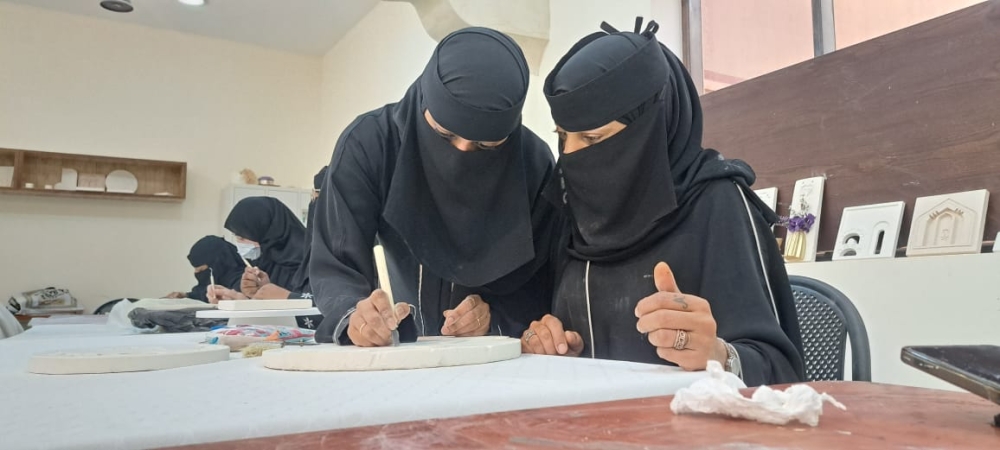 حرفة تراثية.. بيت الحرفيين يؤهل فتيات الأحساء لـ 