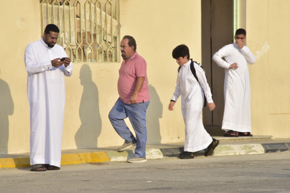 ولي أمر يصطحب ابنه للمدرسة