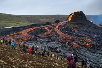 الحمم البركانية تخرج من الأرض في شبه جزيرة ريكيانيس - iceland review