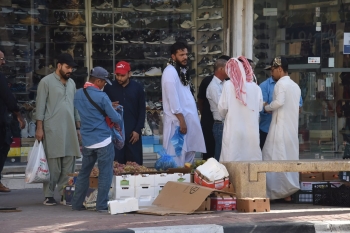 العمالة المخالفة في سوق ”سيكو“ بالدمام - اليوم