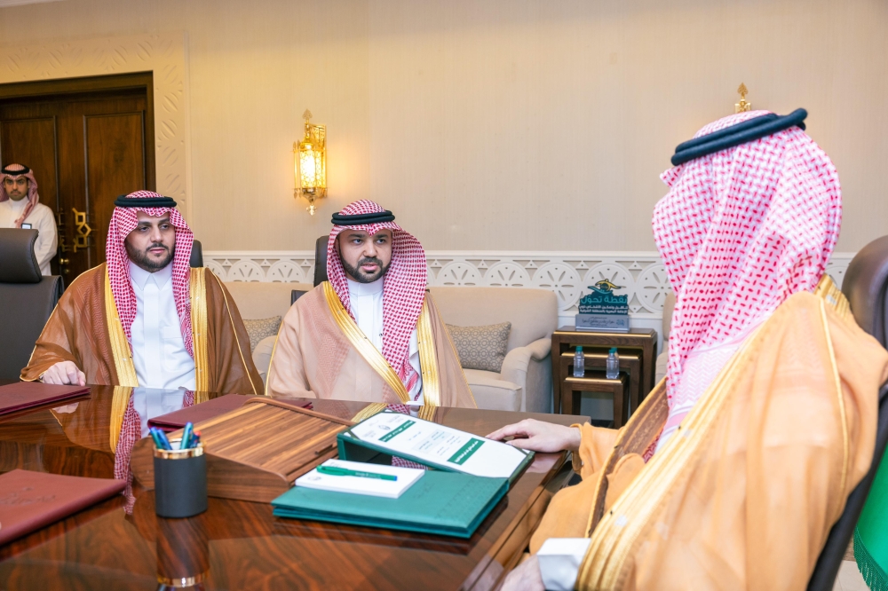 نائب أمير الشرقية يطلع على خدمات البريد السعودي 