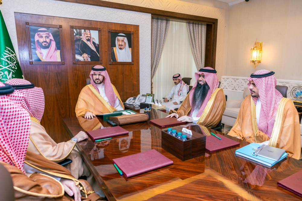 نائب أمير الشرقية يطلع على خدمات البريد السعودي 