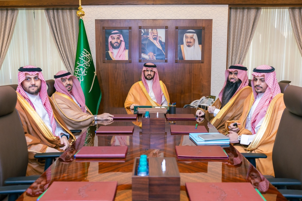 نائب أمير الشرقية يطلع على خدمات البريد السعودي 