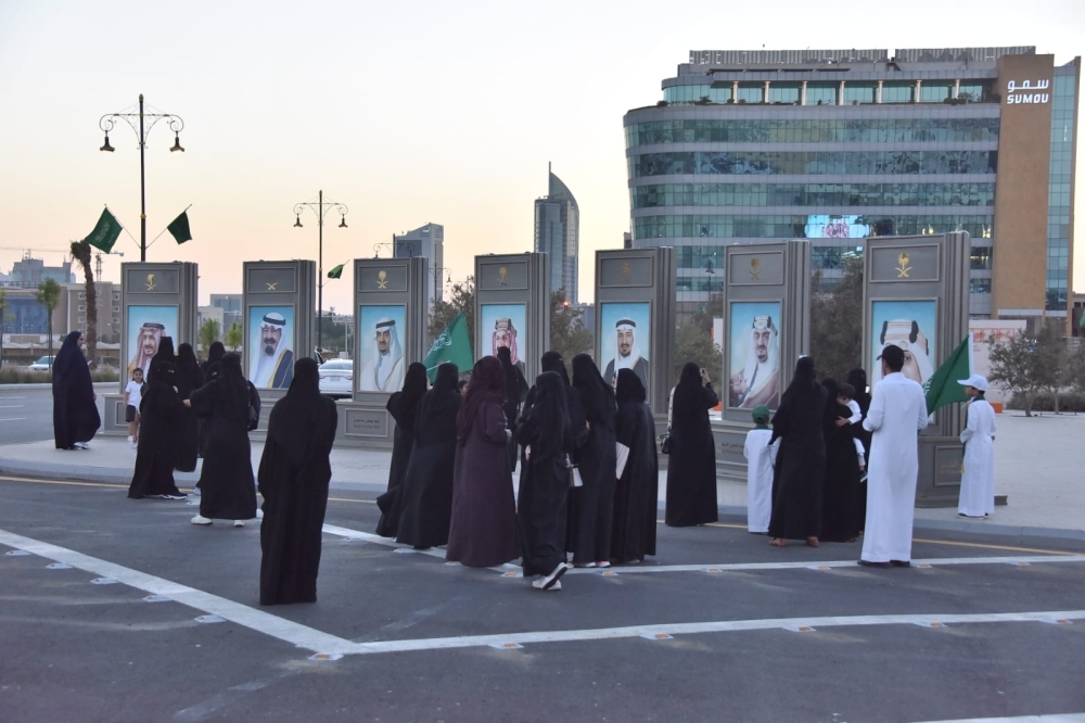 بالصور.. مجسمات الملوك تزين كورنيش الخبر احتفاءً باليوم الوطني