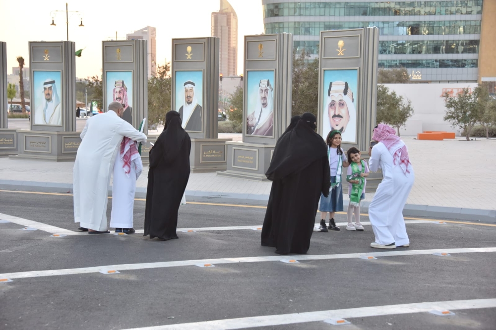 بالصور.. مجسمات الملوك تزين كورنيش الخبر احتفاءً باليوم الوطني