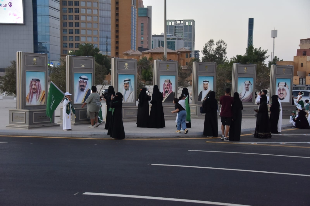 بالصور.. مجسمات الملوك تزين كورنيش الخبر احتفاءً باليوم الوطني