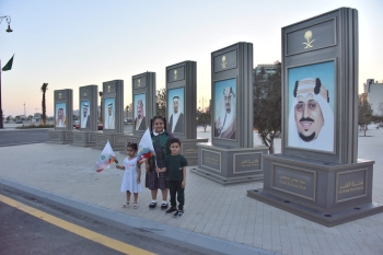 بالصور.. مجسمات الملوك تزين كورنيش الخبر احتفاءً باليوم الوطني