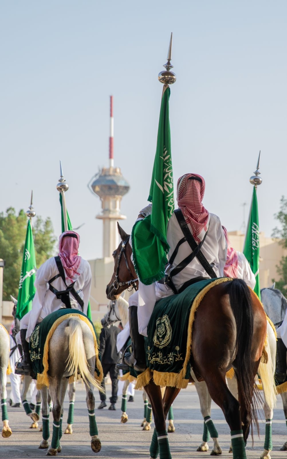 احتفالًا باليوم الوطني.. الحرس الملكي ينظم مسيرة استعراضية في الرياض وجدة