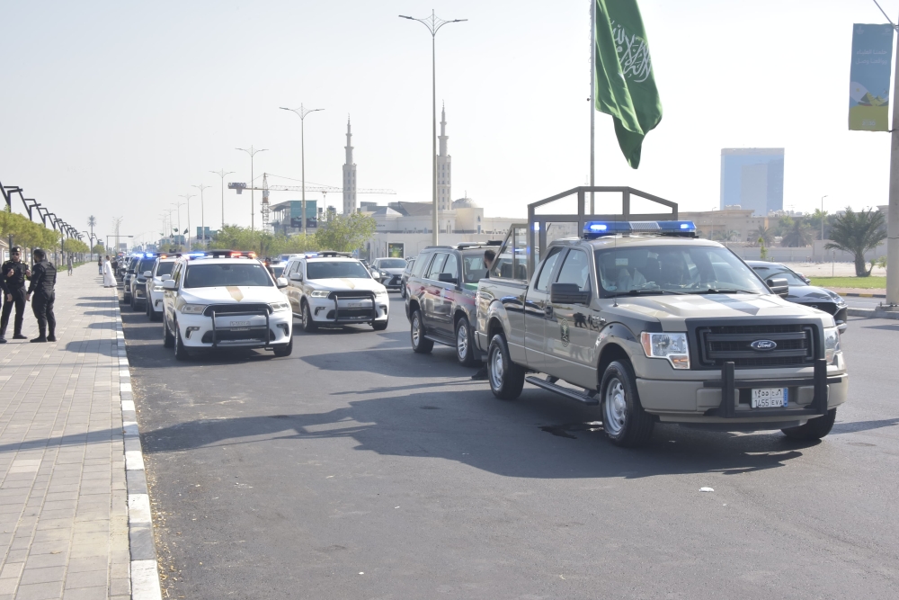 شاهد.. مسيرات عسكرية على طريق الملك عبدالله بالدمام احتفالاً باليوم الوطني