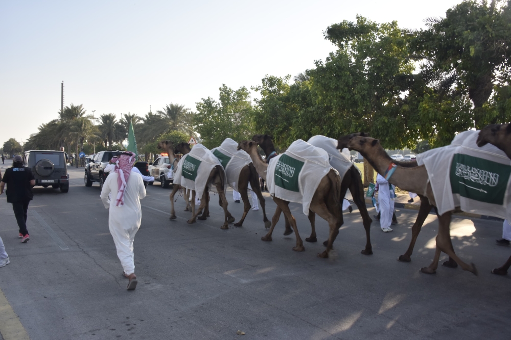 شاهد.. مسيرات عسكرية على طريق الملك عبدالله بالدمام احتفالاً باليوم الوطني