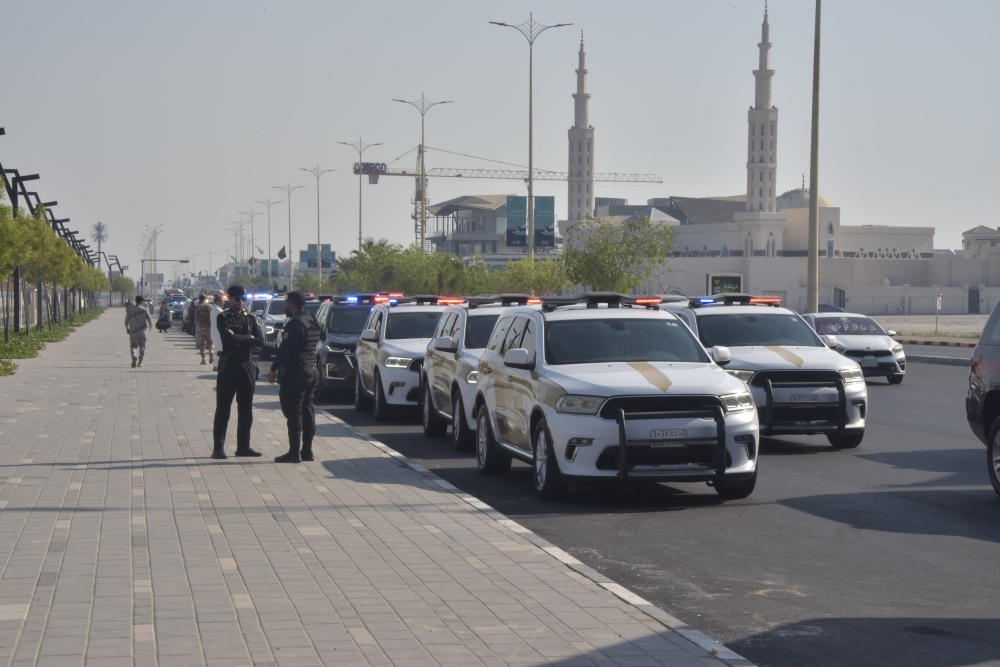 شاهد.. مسيرات عسكرية على طريق الملك عبدالله بالدمام احتفالاً باليوم الوطني