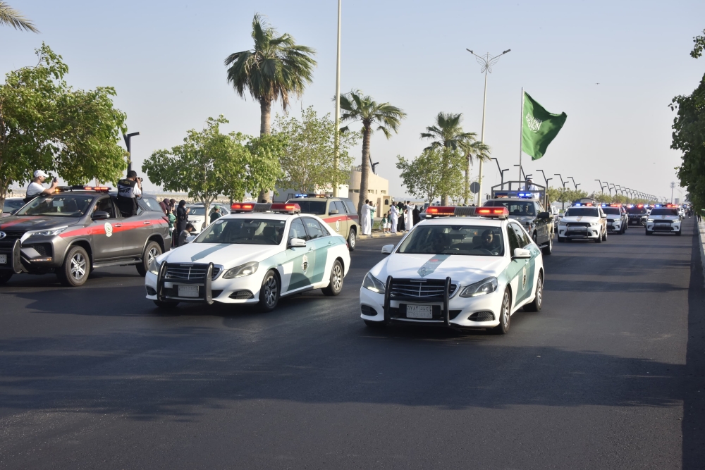 شاهد.. مسيرات عسكرية على طريق الملك عبدالله بالدمام احتفالاً باليوم الوطني