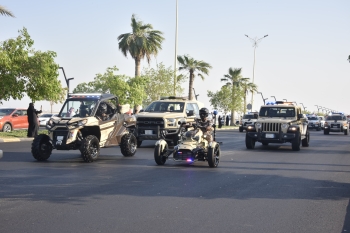 شاهد.. مسيرات عسكرية على طريق الملك عبدالله بالدمام احتفالاً باليوم الوطني