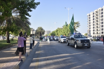 شاهد.. مسيرات عسكرية على طريق الملك عبدالله بالدمام احتفالاً باليوم الوطني