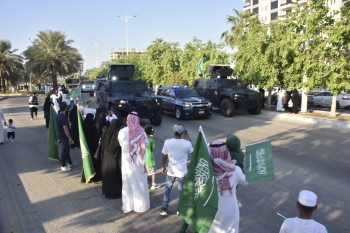 شاهد.. مسيرات عسكرية على طريق الملك عبدالله بالدمام احتفالاً باليوم الوطني