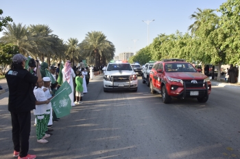 شاهد.. مسيرات عسكرية على طريق الملك عبدالله بالدمام احتفالاً باليوم الوطني