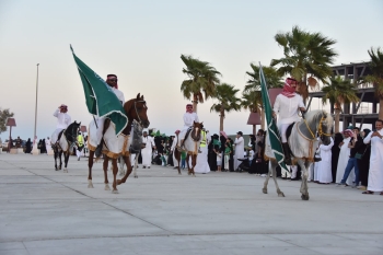 بالصور.. كورنيش الخبر يتوشح بالأخضر احتفاءً باليوم الوطني