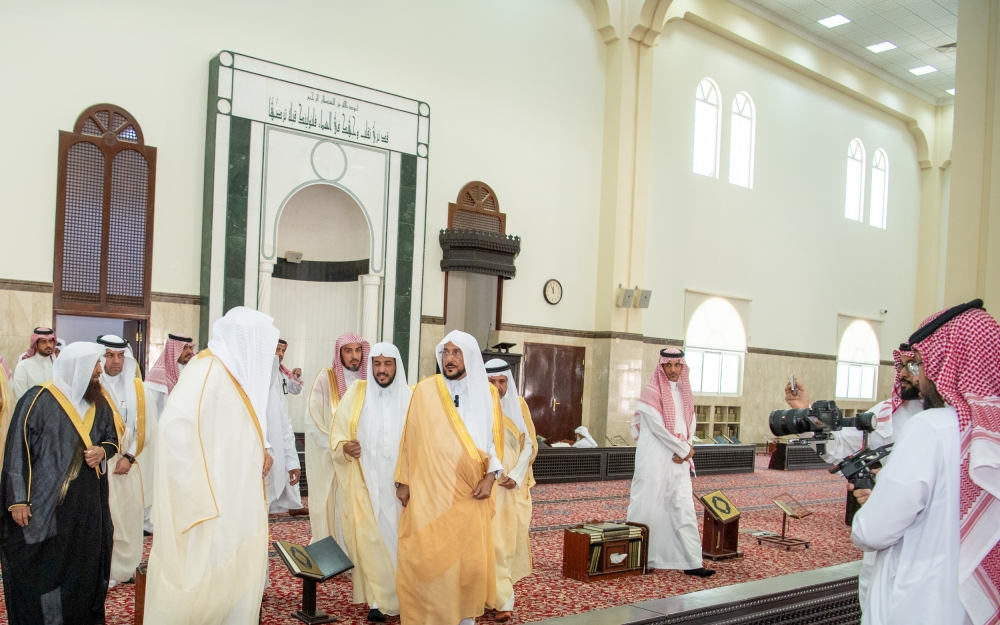 نجران.. وزير الشؤون الإسلامية يوجه بفرش جامع خادم الحرمين الشريفين بالسجاد الفاخر