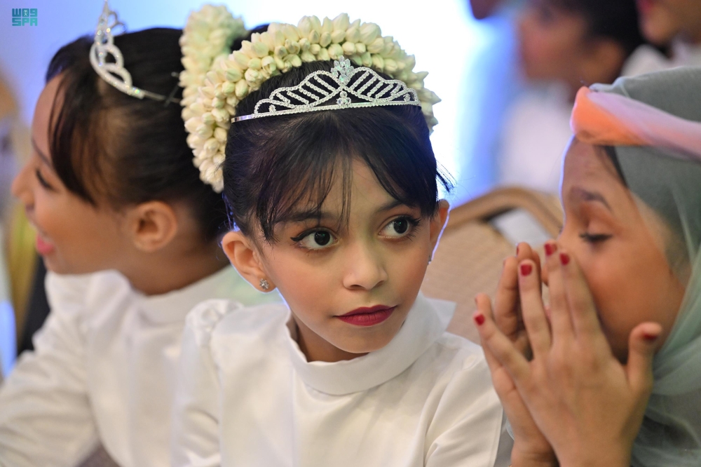 شاهد| مسرح مهرجان الفل والنباتات العطرية يجذب الزوار في جازان