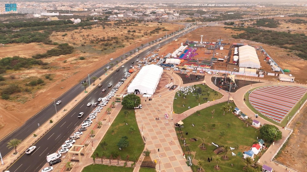 شاهد| مسرح مهرجان الفل والنباتات العطرية يجذب الزوار في جازان