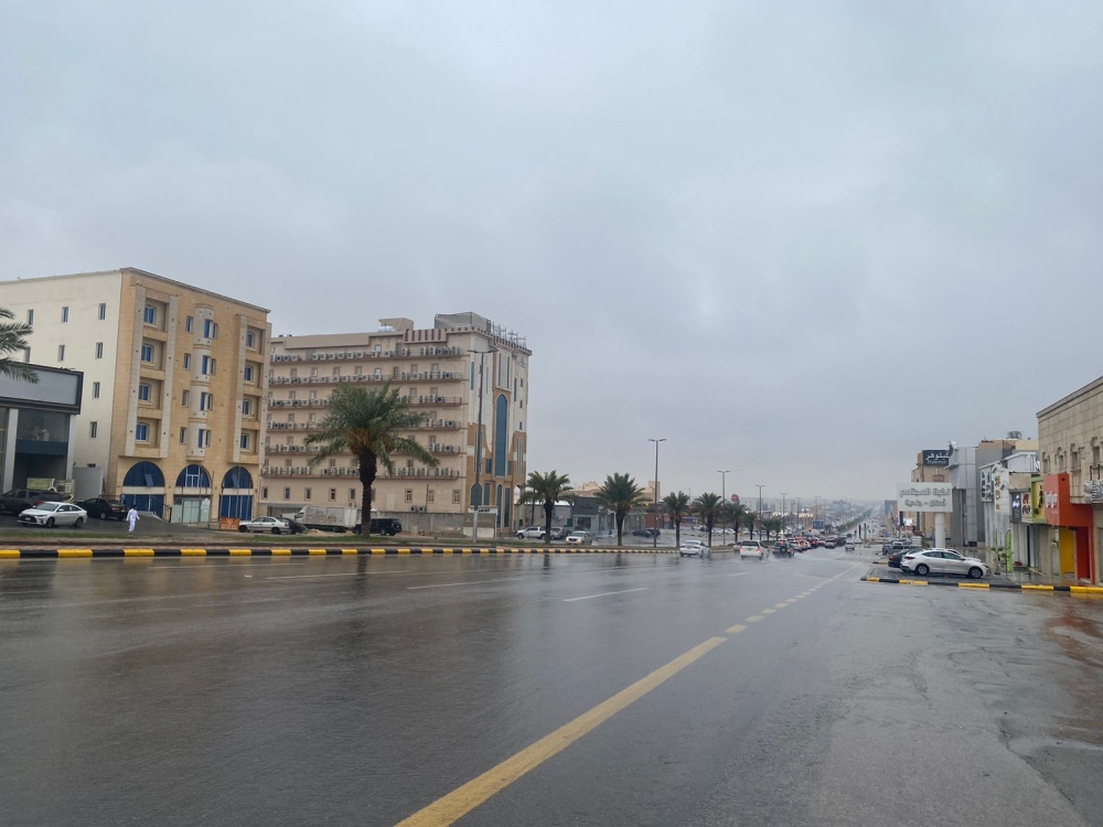 أمطار متفرقة تروي حفر الباطن - اليوم
