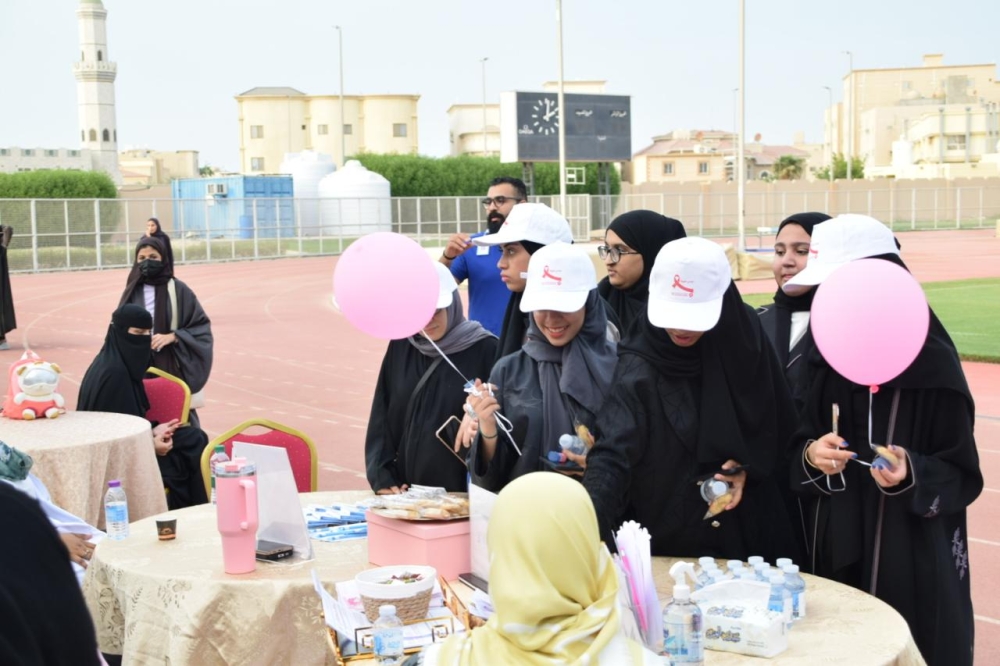 فرق التوعية الميدانية في جولات مكثفة داخل مباني التجمع الإدارية والطبية