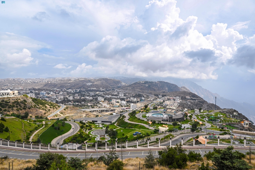 شاهد| السحب الركامية ظاهرة بصرية تبرز جمال الطبيعة بسماء الباحة