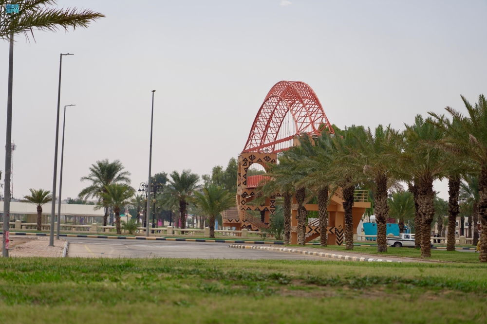 صور | الأمطار الغزيرة تضفي جمالًا على شوارع وحدائق رفحاء