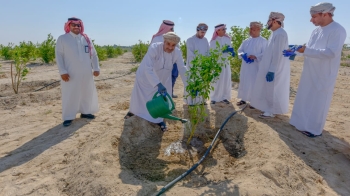 نقل تجربة الأحساء في الري الحديث لـ «موارد المياه العمانية»