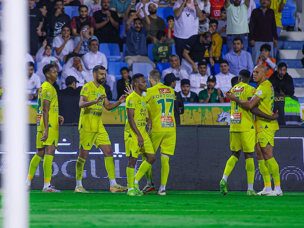 الخليج يلحق الهزيمة الأولي بـ الهلال في دوري روشن