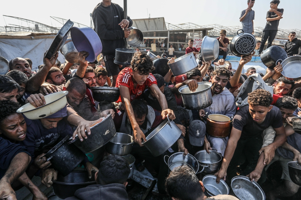 اكتظاظ النازحين الفلسطينيين لتلقي وجبات الطعام في خان يونس- د ب أ