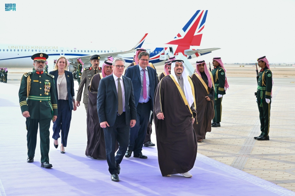 صور | رئيس الوزراء البريطاني يصل الرياض