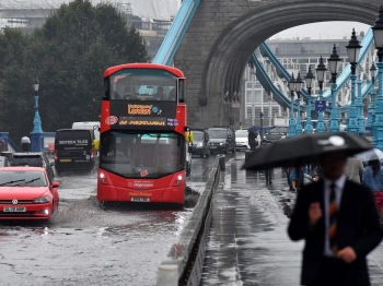 تحذير من هطول أمطار متواصلة على بريطانيا طوال 3 أيام - The Guardian