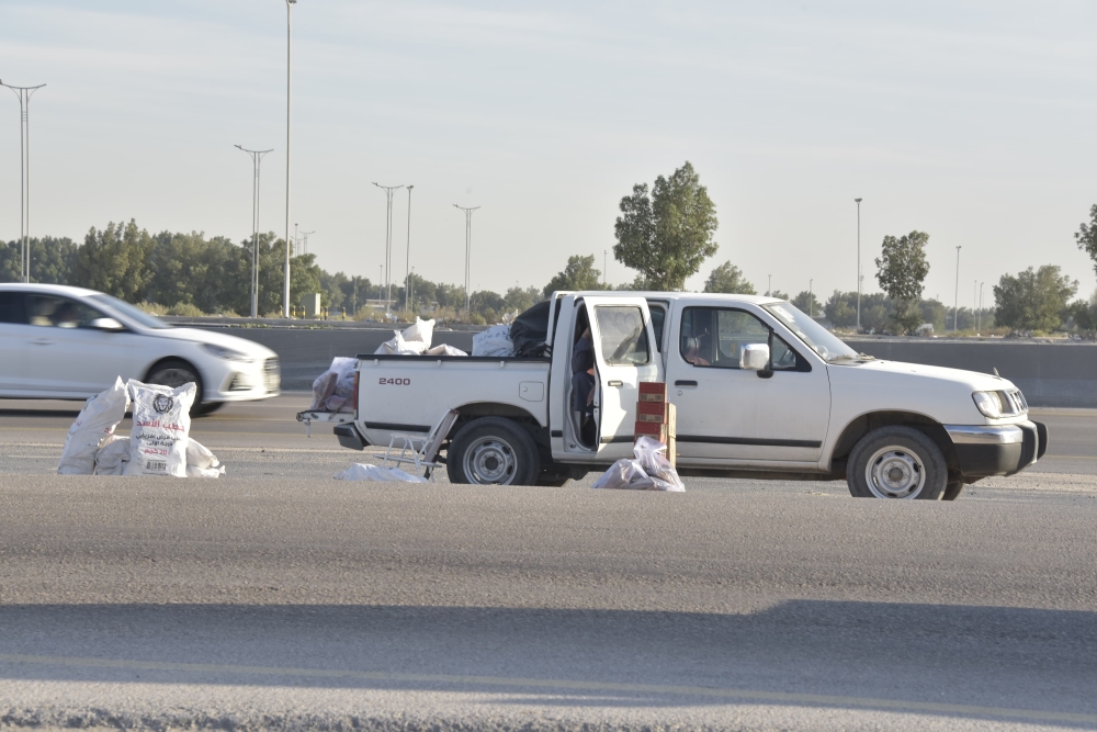 فوضى ”السوق العشوائية“ تشوه طريق مطار الملك فهد بالدمام