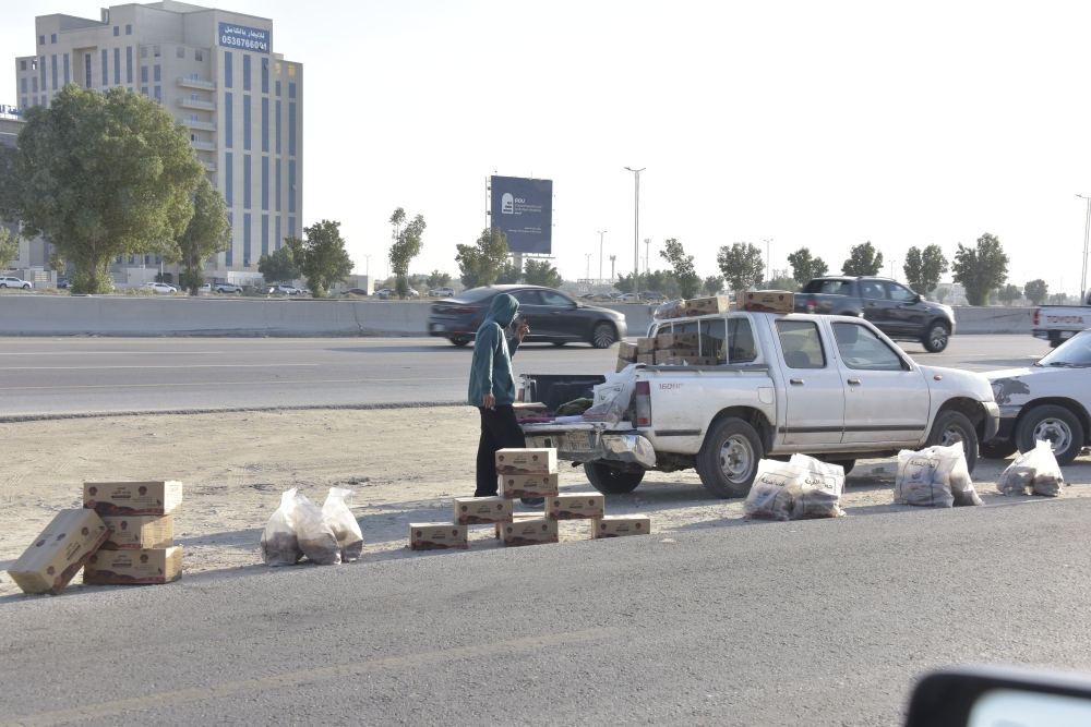 فوضى ”السوق العشوائية“ تشوه طريق مطار الملك فهد بالدمام