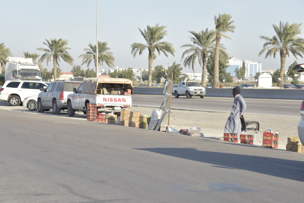 فوضى ”السوق العشوائية“ تشوه طريق مطار الملك فهد بالدمام