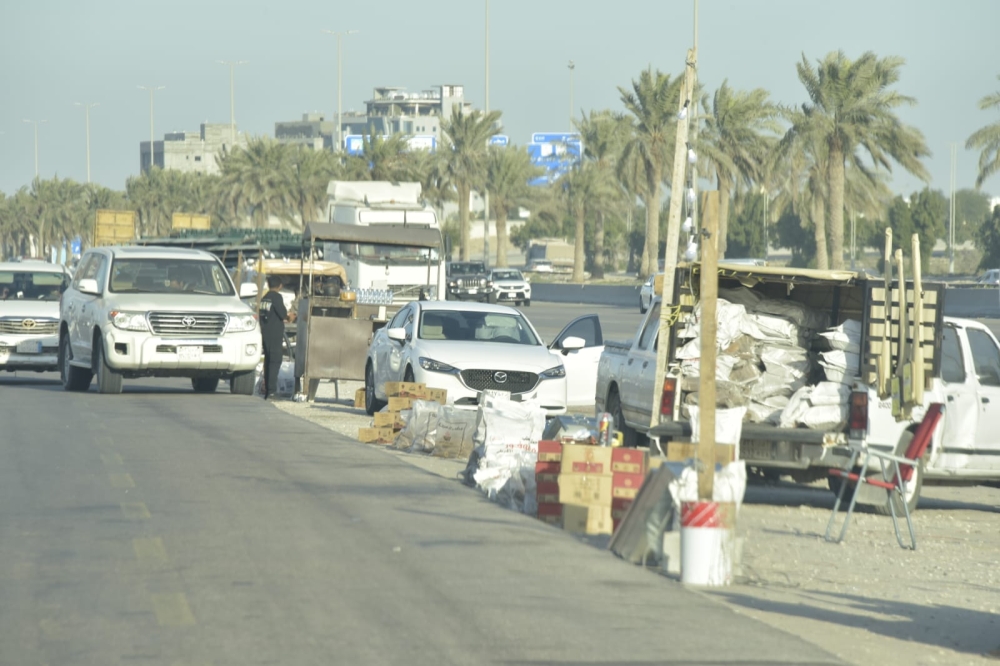 فوضى ”السوق العشوائية“ تشوه طريق مطار الملك فهد بالدمام