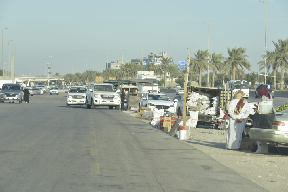 فوضى ”السوق العشوائية“ تشوه طريق مطار الملك فهد بالدمام