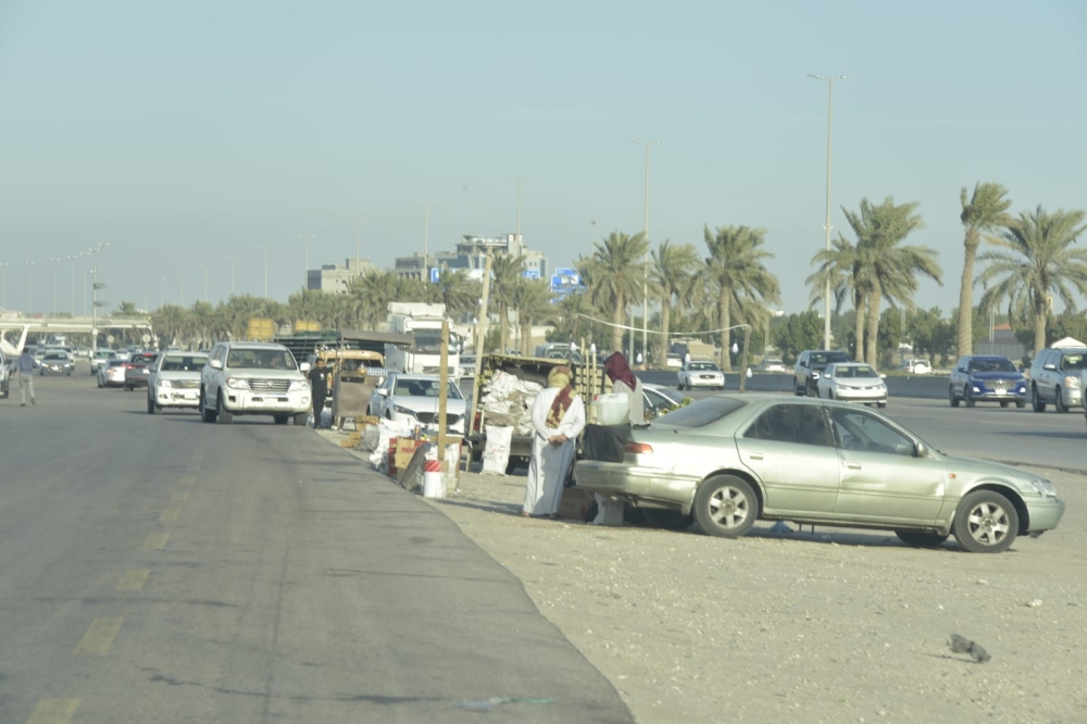 فوضى ”السوق العشوائية“ تشوه طريق مطار الملك فهد بالدمام