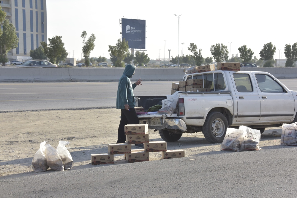 فوضى ”السوق العشوائية“ تشوه طريق مطار الملك فهد بالدمام