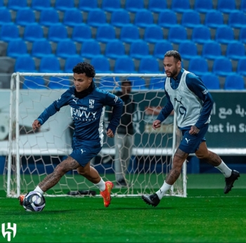 كايو سيزار لاعب الهلال يتدريب قبل مواجهة القادسية 