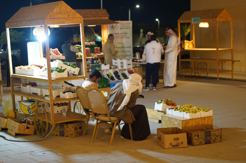 سوق المزارعين بالقطيف يغري المتسوقين بمنتجات طبيعية - اليوم