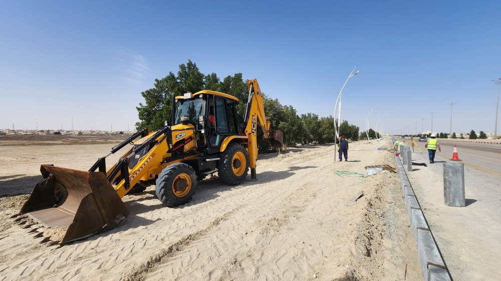 بطول 1700 متر.. استمرار أعمال تطوير المدخل الغربي للنعيرية - اليوم