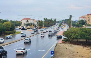 صور | السماء ملبدة بالغيوم.. هطول أمطار متوسطة على الجبيل