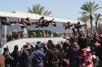 الأسرى الفلسطينيون عند وصولهم خان يونس ضمن اتفاق وقف إطلاق النار - أ ف ب