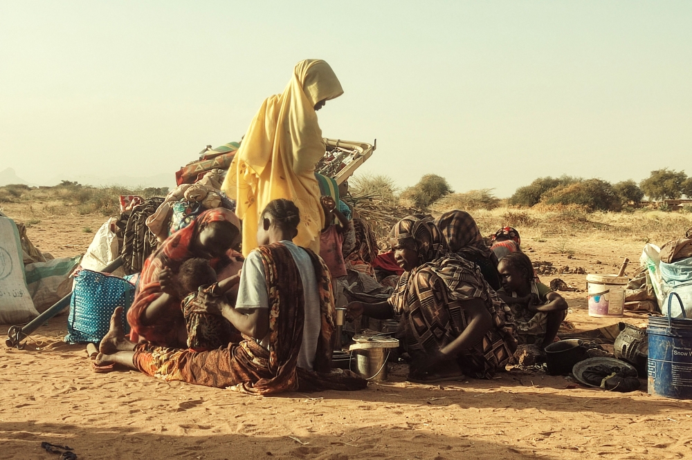 النازحون السودانيون يتجمعون بالقرب من بلدة طويلة شمال دارفور- أ ف ب