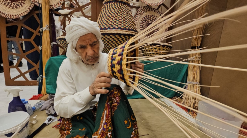 طلب متزايد على السلال الخشبية في يوم التأسيس