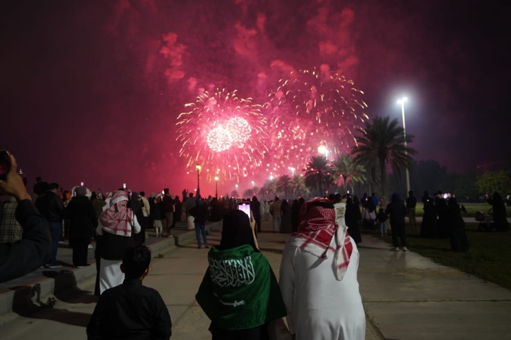 الألعاب النارية تضيء سماء الدمام احتفالًا بيوم التأسيس