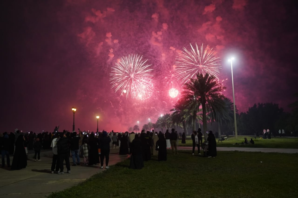 الألعاب النارية تضيء سماء الدمام احتفالًا بيوم التأسيس - اليوم 